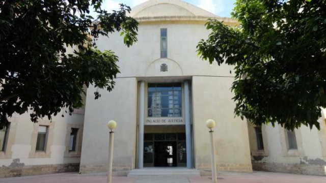 Nueve meses de prisión y una multa de 6.000 euros a una paciente que agredió a una médica en Alicante 