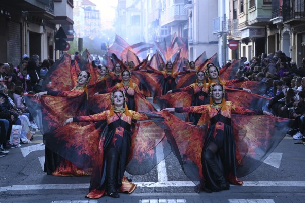 El desfile de animación llena de música y color Castelló (Fotos: Carlos Pascual)