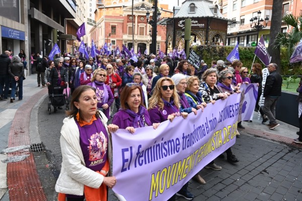 Les dos manifestacions pel 8-M en Castelló (Fotos: Carlos Pascual)