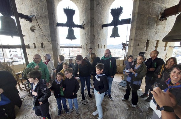 Pujada al Fadrí, mascletà i ambient magdalenero (Fotos: Carlos Pascual)
