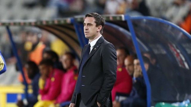 Peter Lim despide a Neville para salvar la categoría