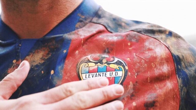 El Levante UD recauda 16.025 euros en la subasta de las camisetas manchadas de barro
