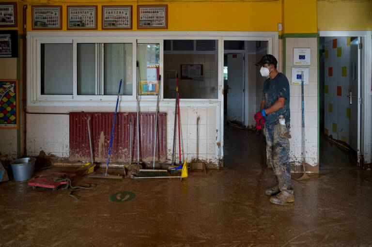Efectos de la Dana en un colegio de Sedaví. Foto: EDUARDO MANZANA/EP - 