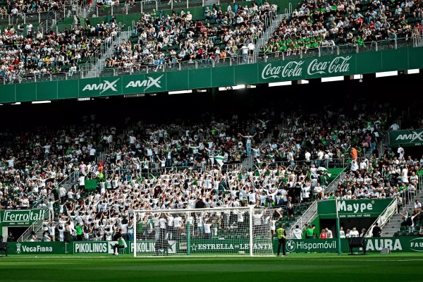Cuatro latas de cerveza con alcohol que le van a salir un poco caras a un aficionado del Elche...