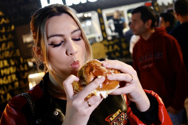 La locura por las hamburguesas se desata en Murcia con The Champions Burger (Fotos: CPM IMAGEN)