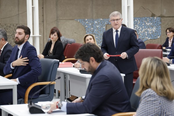 Vélez vuelve a tender la mano a López Miras para los Presupuestos 