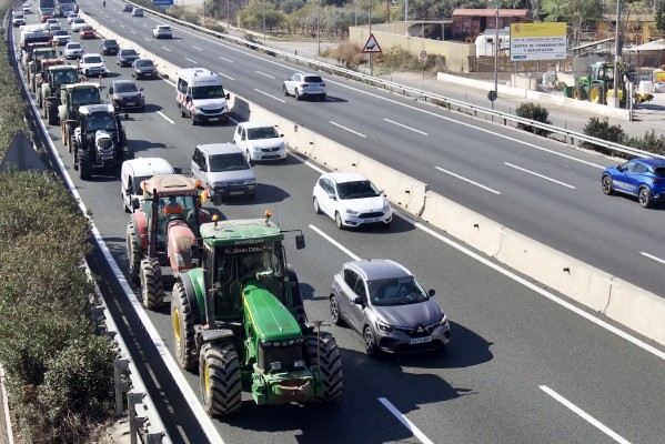 Columnas de tractores de toda la Región y olas de agricultores indignados invaden Murcia (Fotos: CPM IMAGEN/MP/EFE)