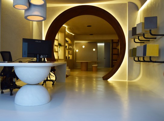 Cimentstudio abre su tienda en Valencia: innovación en muebles y microcemento