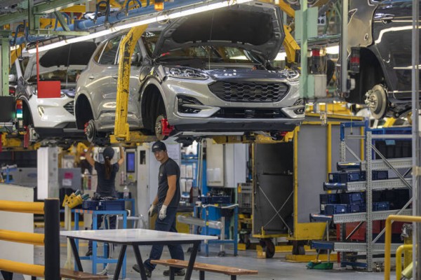 Más de 3.000 trabajadores de Ford vuelven a dos turnos tras acabar el ERTE de fuerza mayor
