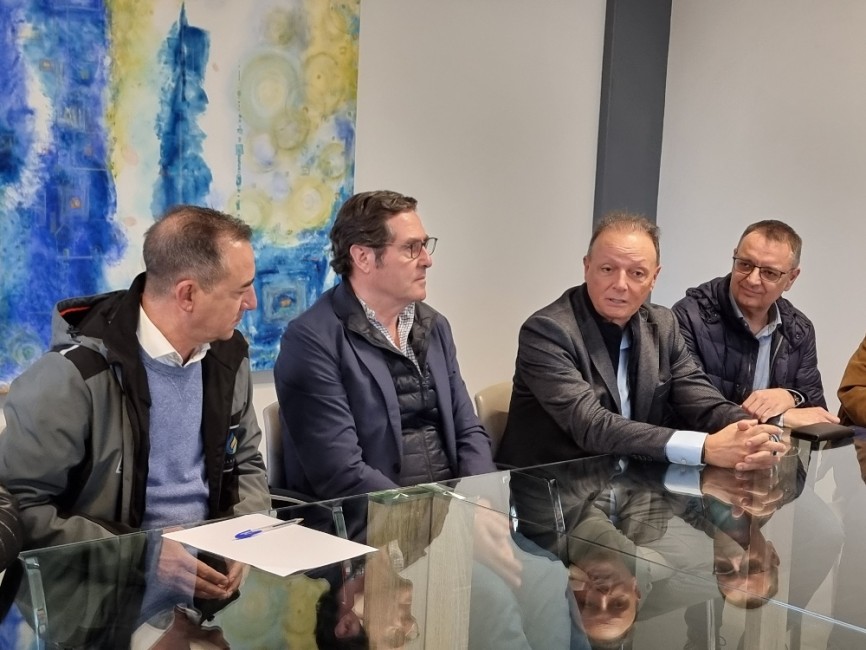Reunión entre el Ayuntamiento, los empresarios de Riba-roja, la CEV y la CEOE. Foto: AYUNTAMIENTO DE RIBA-ROJA - 