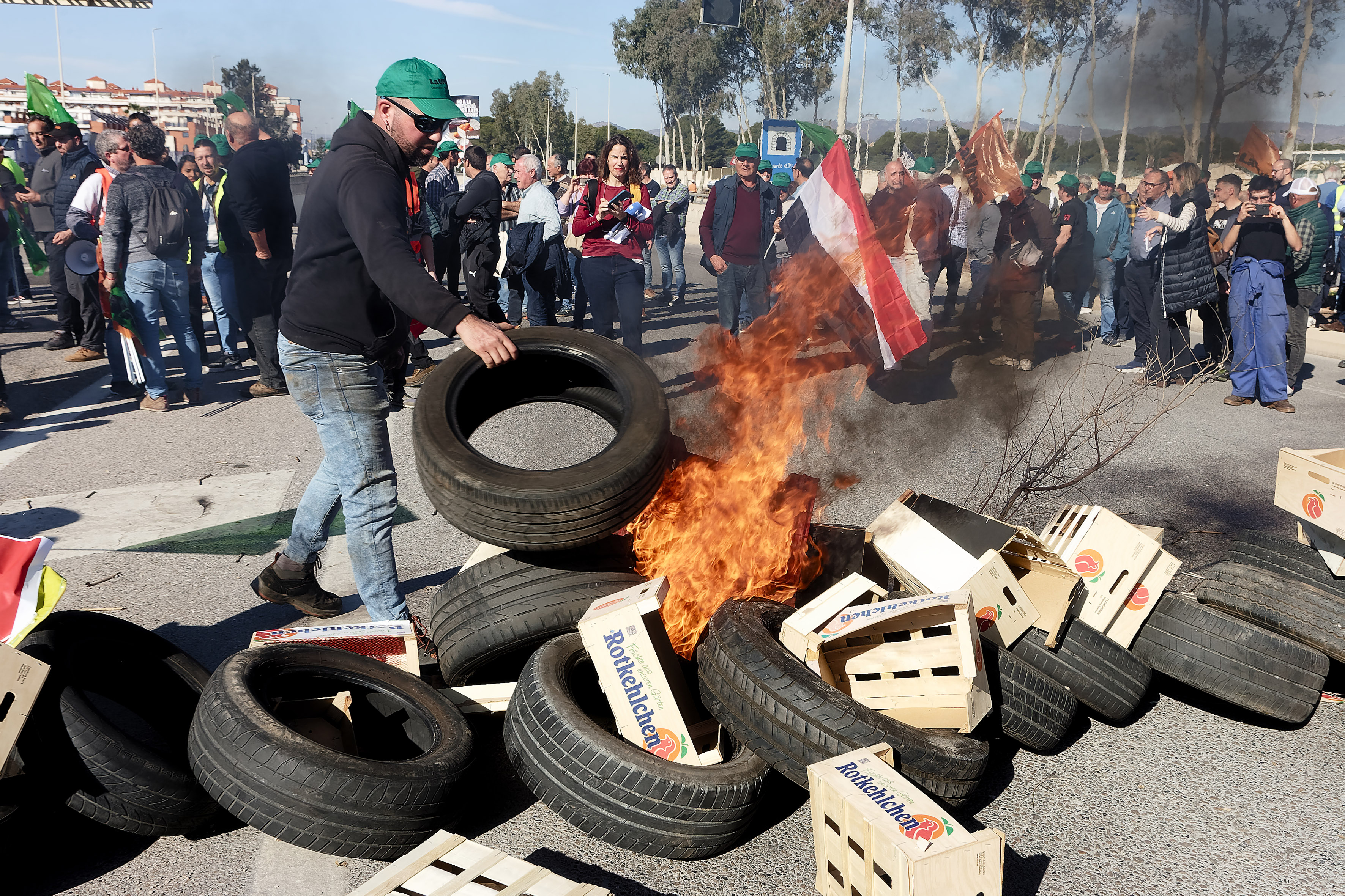Los agricultores cortan el acceso por carretera al puerto de Castellón (Fotos: Antonio Pradas)