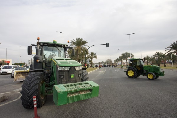 Los agricultores sacan los tractores a la calle en su intento de colapsar Murcia (Fotos: CPM IMAGEN/EFE/MP)