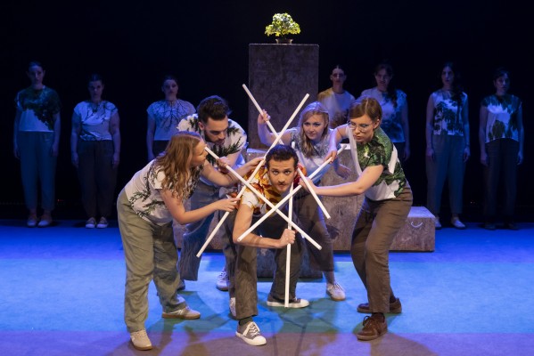 Llega al Teatre Arniches la última producción de Escena Erasmus: 'Qui soc jo quan ningú em mira'