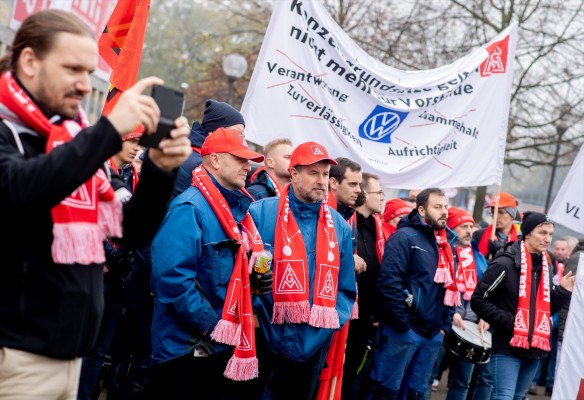 Los trabajadores de Volkswagen inician paros en las fábricas de Alemania por los recortes
