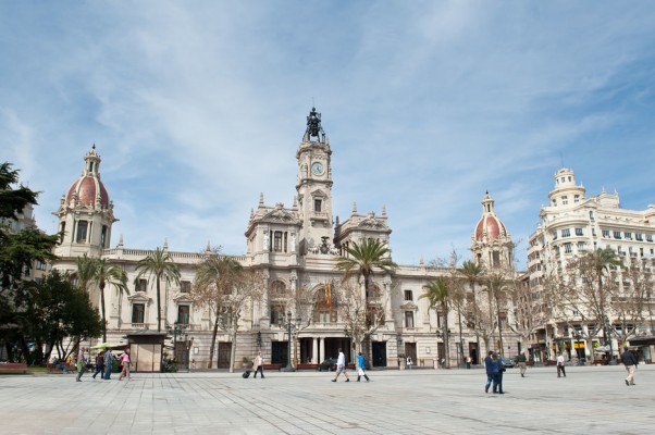 El Ayuntamiento aprueba el cambio de nombre de la ciudad a 'València'