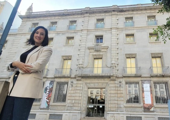 Castelló inaugura su primer calendario de Adviento en la fachada del Menador y lo dedica a Porcar

