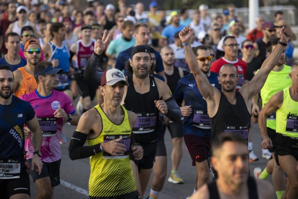 Un total de 28.590 corredores cruzan la meta del Maratón Valencia lo que supone un nuevo récord nacional
