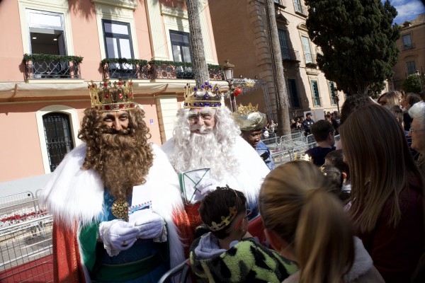 La ilusión por la llegada de los Reyes Magos desborda las calles de Murcia (Fotos: CPM IMAGEN)