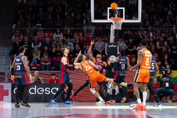 Valencia Basket se exhibe en el Buesa Arena