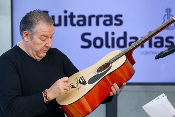 Comienza la puja solidaria por las guitarras de Estopa, Hombres G o Alejandro Sanz