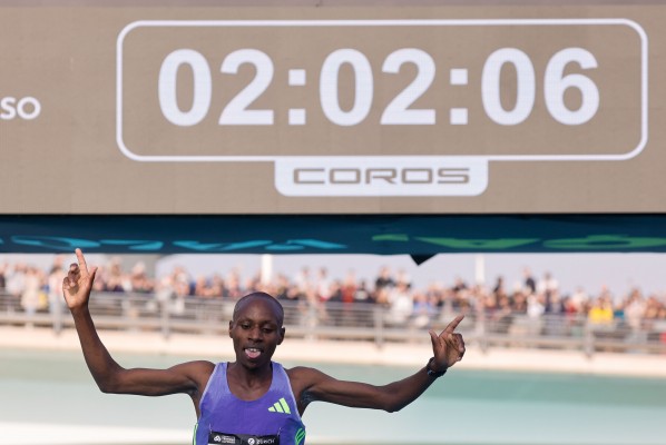 El debutante Sawe da la sorpresa y gana el Maratón de València, con la mejor marca de 2024
