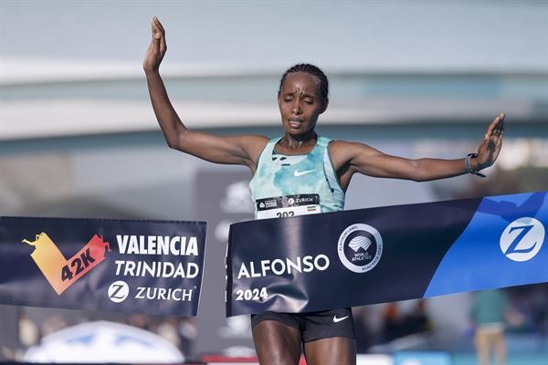Megertu Alemu cumple el pronóstico y gana en València
