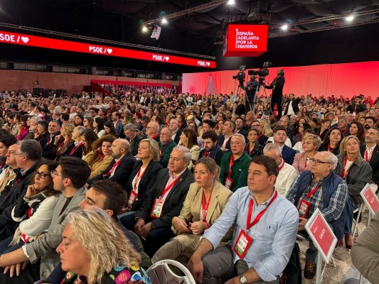 El PSOE aprueba blindar en la Constitución el matrimonio homosexual y el aborto