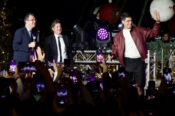 El raquetazo mágico de Alcaraz ilumina el gran árbol de Navidad de Murcia (Fotos: CPM Imagen/Ayto.)
