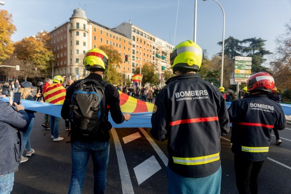Miles de bomberos se manifestan por una ley de coordinación ante castástrofes como la Dana
