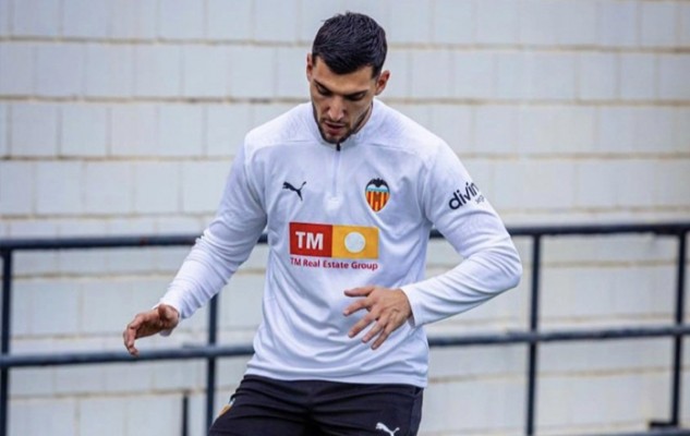 Rafa Mir, uno más en la vuelta al trabajo del Valencia tras la derrota en Mallorca