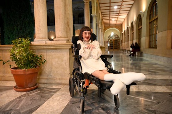 La jumillana Eva López es galardonada con el Premio Discapacidad por su lucha y su valentía
