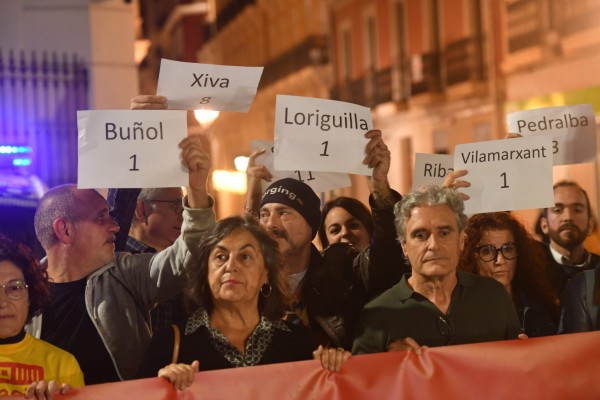 Más de 200 personas piden la dimisión de Mazón en Alicante un mes después de la Dana