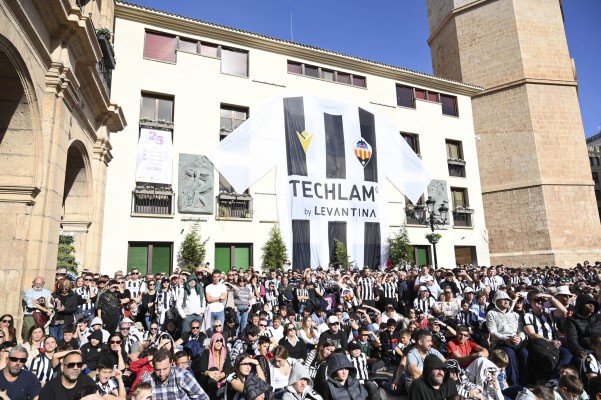 Ambiente en una plaza Mayor llena para ver el partido entre Ibiza y Castellón (Fotos: Carlos Pascual)