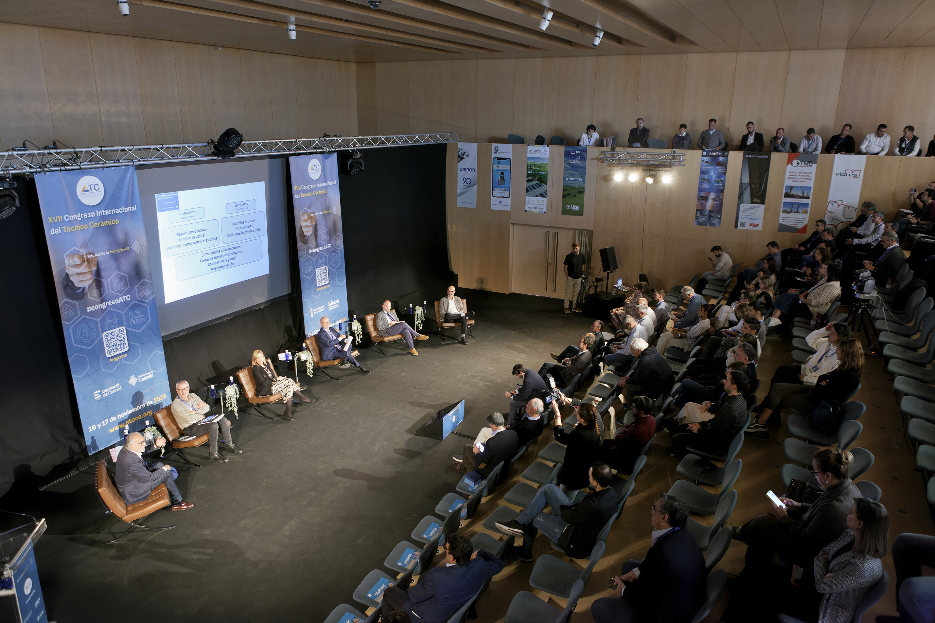 Mesa de debate sobre el futuro de la cerámica y clausura del Congreso de Técnicos Cerámicos (Fotos: Antonio Pradas)