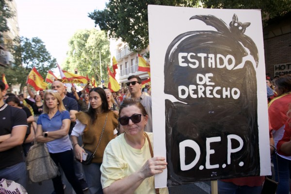 Multitudinaria manifestación contra la amnistía en la Plaza Belluga y ante la sede del PSOE (Fotos: CPM IMAGEN y ACOSTA)