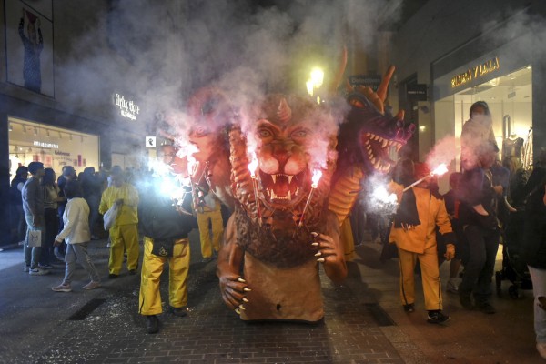 Pólvora y espectáculo en la Trobada de Bèsties de Foc de Castelló (Foto: Carlos Pascual)
