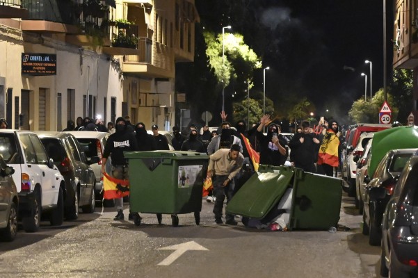 Protesta por la amnistía  y ligeros incidentes ante la sede del PSPV en Castelló (Fotos: Carlos Pascual)
