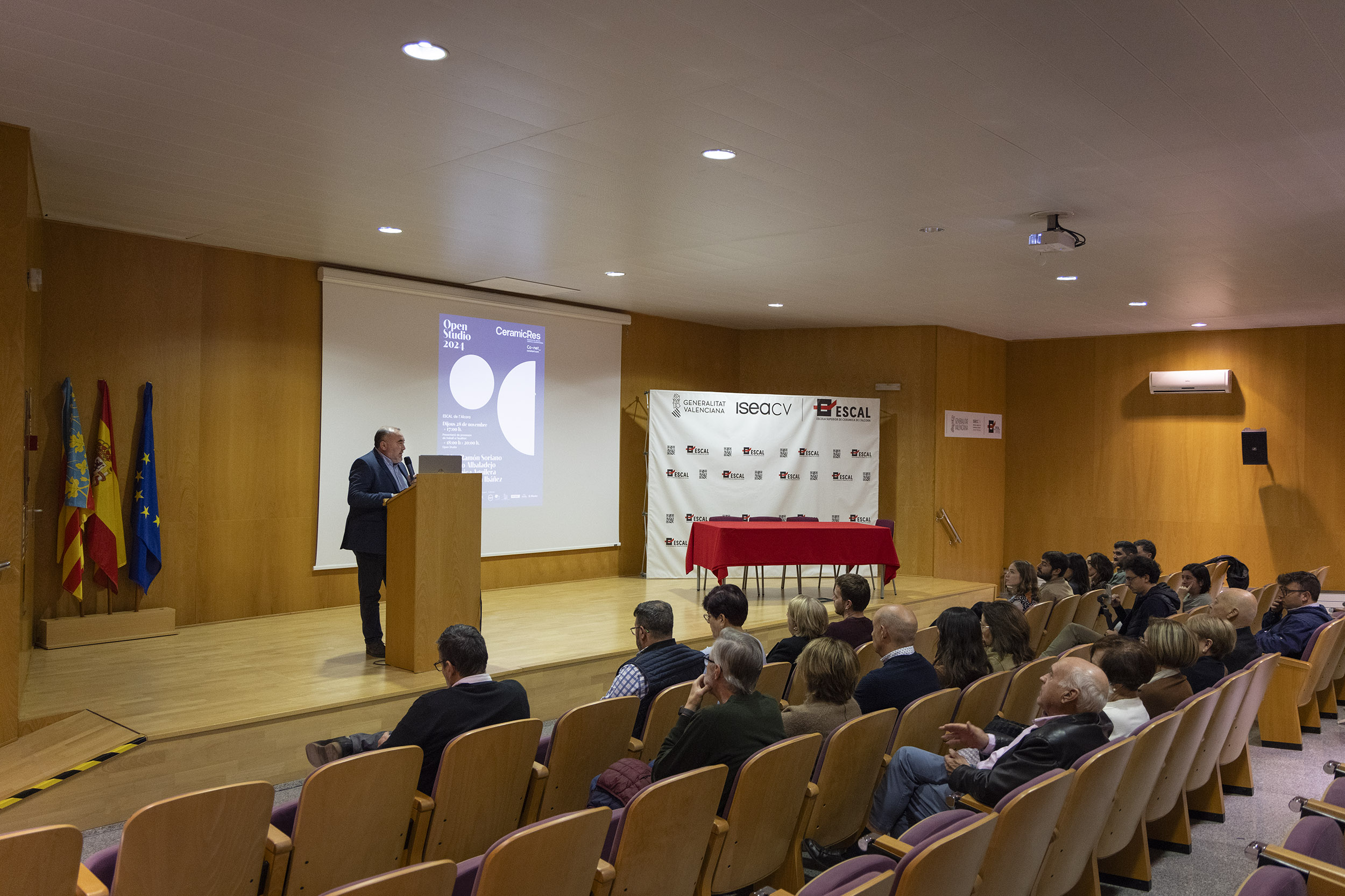 Los beneficiarios del programa CeramicRes muestran el resultado de sus proyectos en l'Alcora 