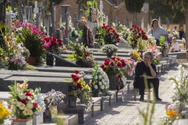 Los vecinos de la Región honran a sus fallecidos en el Día de Todos los Santos (Fotos: EFE/ AYUNTAMIENTOS)