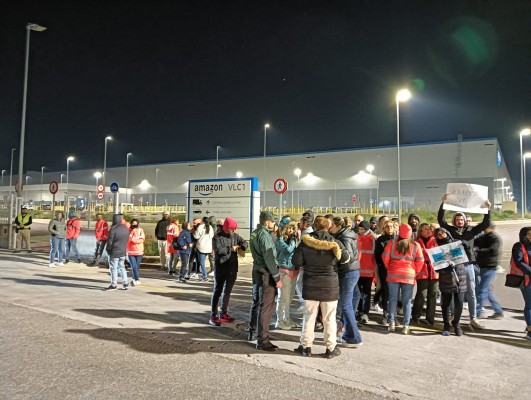Unas 70 personas protestan frente a la planta de Amazon en Onda en la primera jornada de huelga