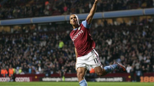 El Aston Villa suspende a Agbonlahor tras ser visto fumando un narguilé