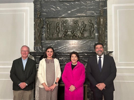 El emblemático edificio de la Casa Carbonell se llena de luz para clausurar su centenario
