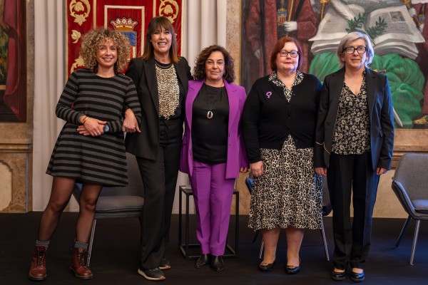 Mabel Lozano dialoga y reflexiona sobre la trata de mujeres en el Palacio de la Diputación