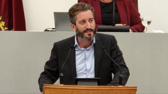 Podemos se queda solo para impulsar la comisión de investigación sobre el aeropuerto y critica la 