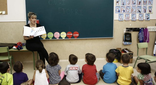 El profesorado joven de la enseñanza pública se reduce casi a la mitad en ocho años