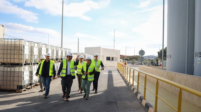 Ballester visita Acrilatos, que ha invertido más de 12 millones de euros en los últimos dos años