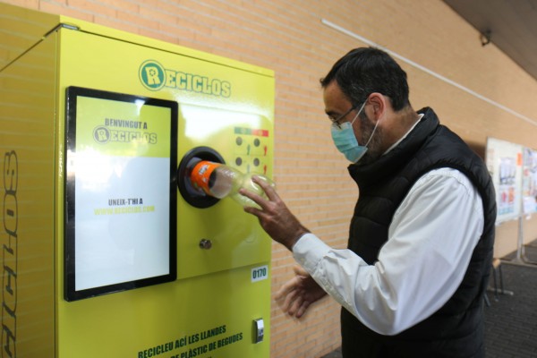Aspe instala máquinas de reciclaje en el mercado municipal: tickets descuento por envase reciclado