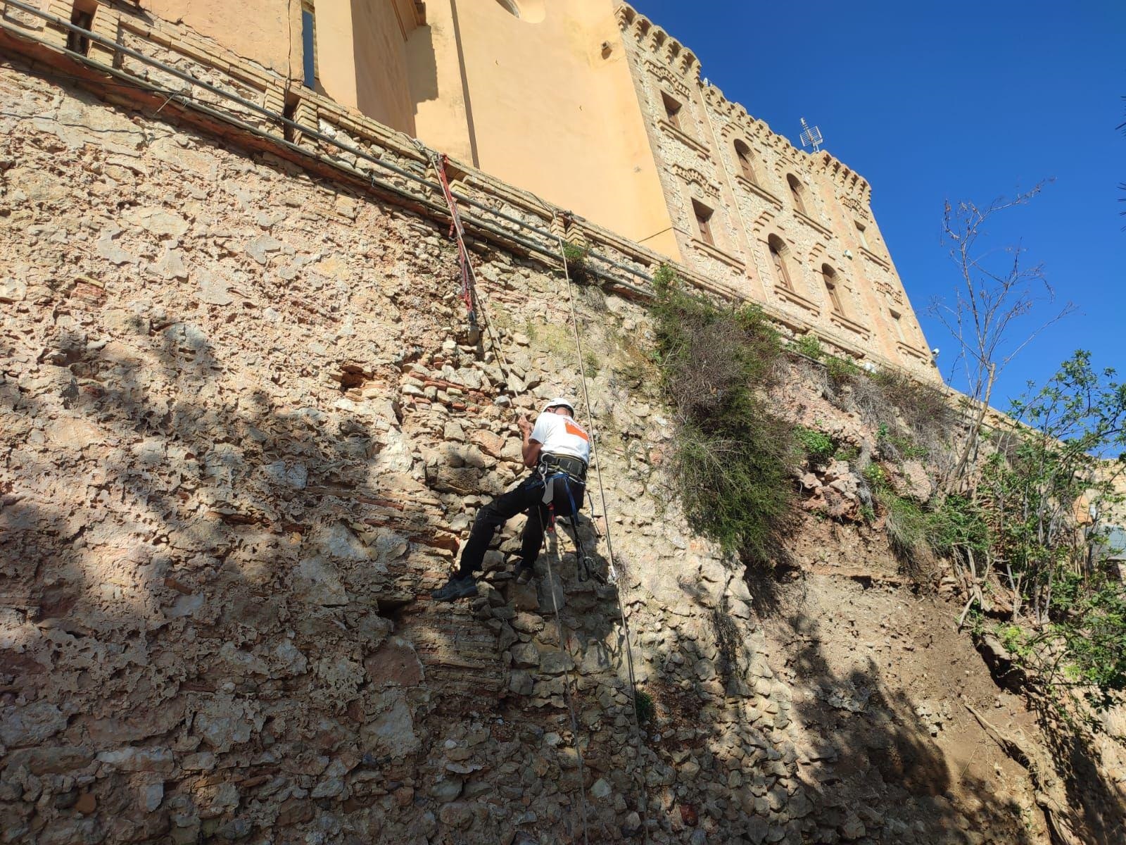 Cullera inicia la reparación urgente de la muralla del Castillo dañada por la segunda Dana