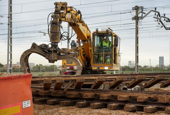 El transporte un mes después de la Dana: las carreteras abiertas y el ferrocarril, a medias