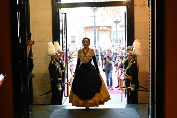 Imposició de bandes a  Lourdes Climent com a reina de la Magdalena 2024 i a les seues dames (Fotos: Carlos Pascual)
